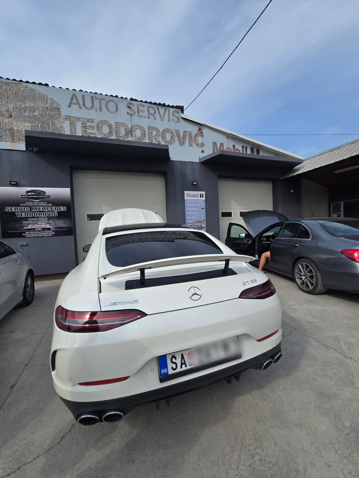 Mercedes-AMG GT ispred servisa Teodorović