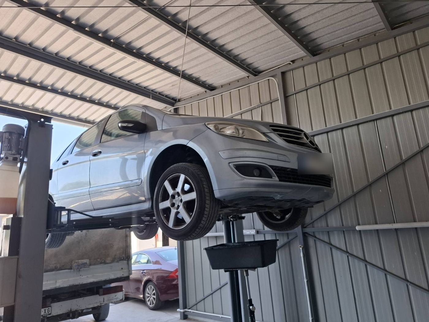 Mercedes B-klasa na dizalici, ispuštanje ulja