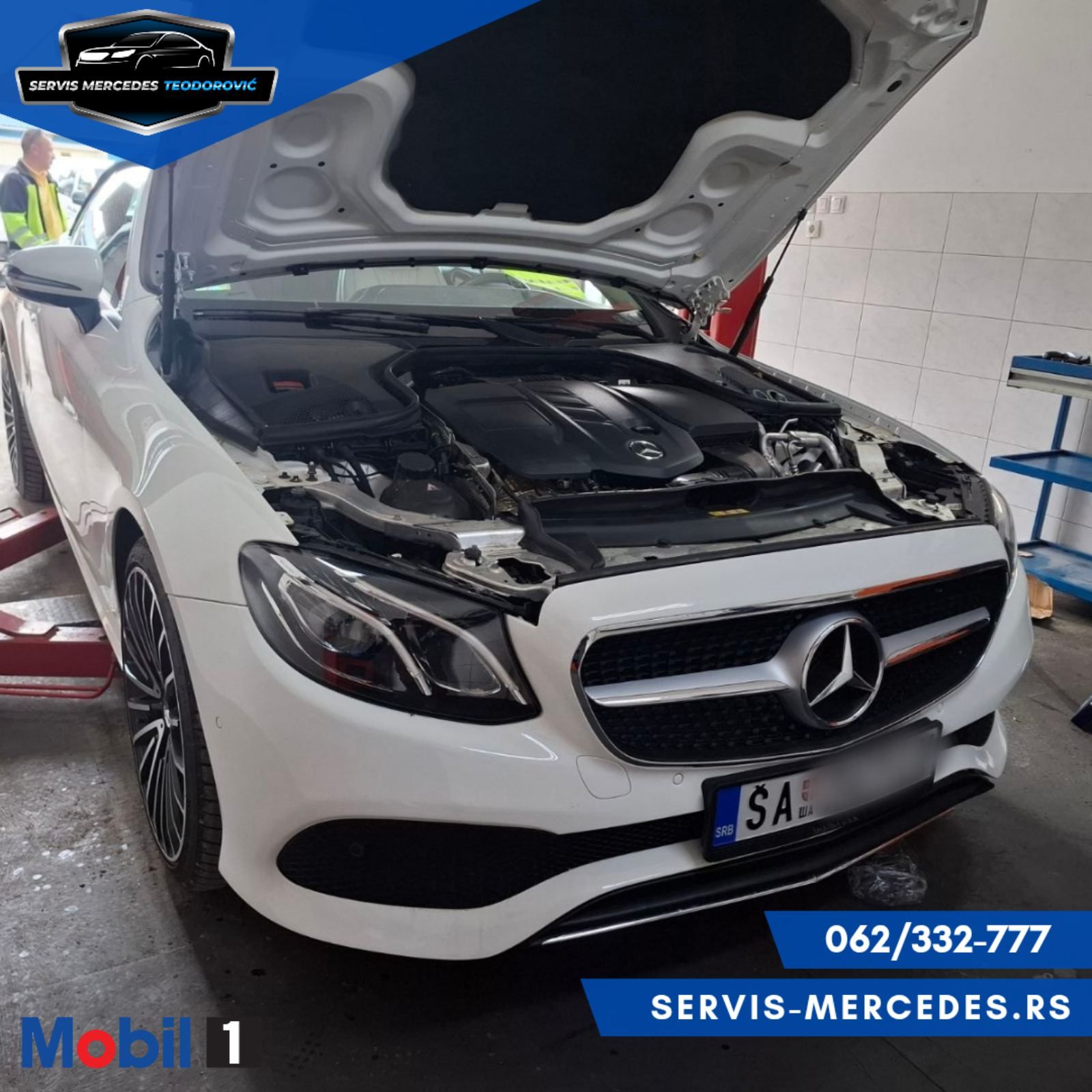 Mercedes E-klasa sa otvorenom haubom