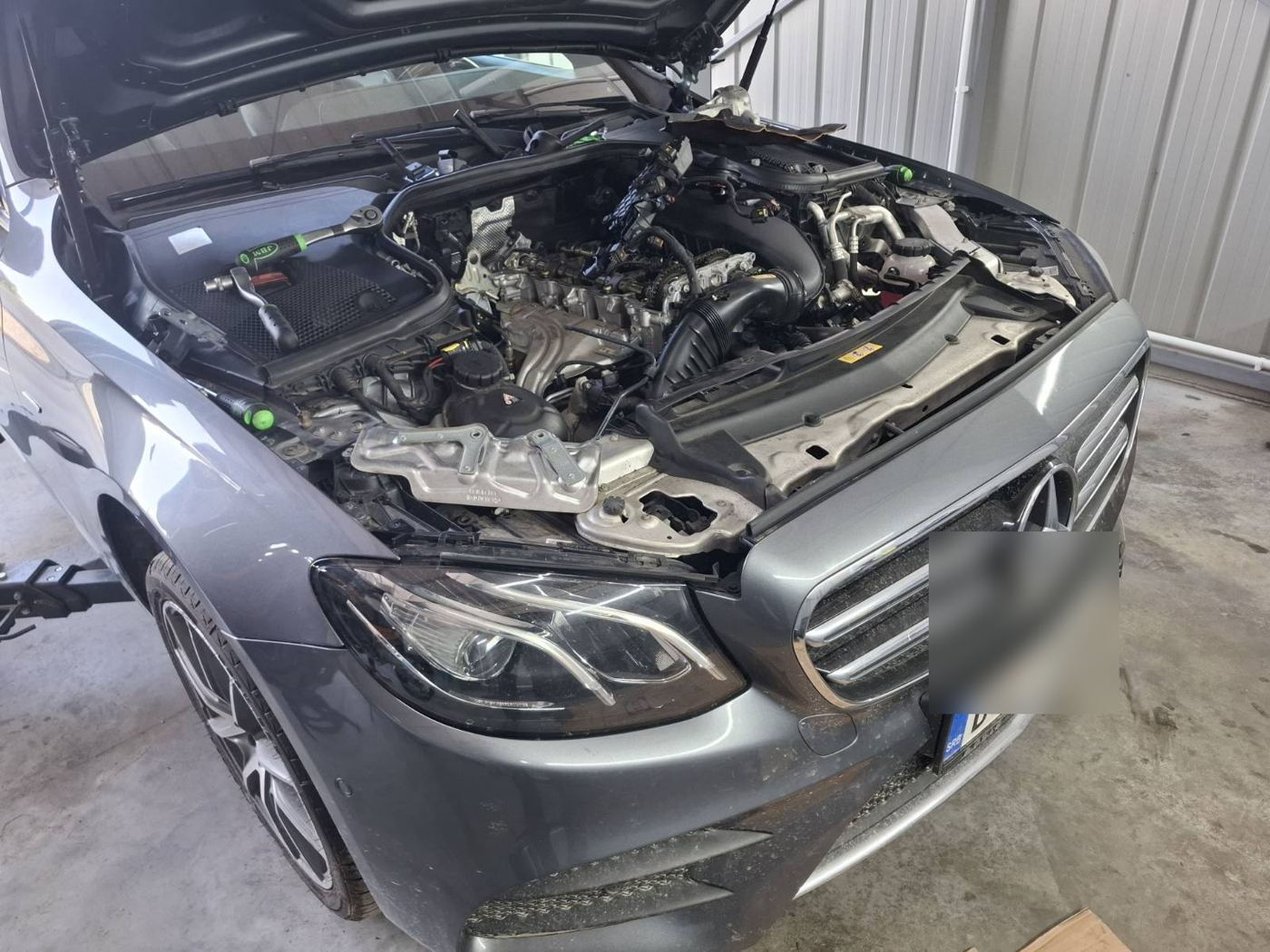 Rasklopljen motor Mercedes E-klase
