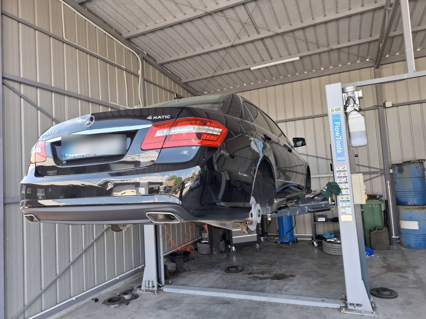 Mercedes E 250 CDI na dizalici