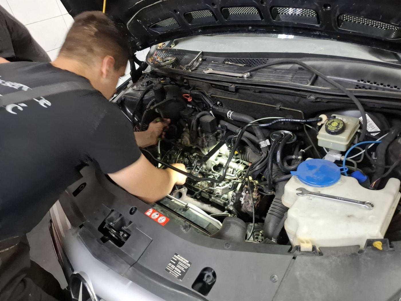 Mehaničar radi na motoru