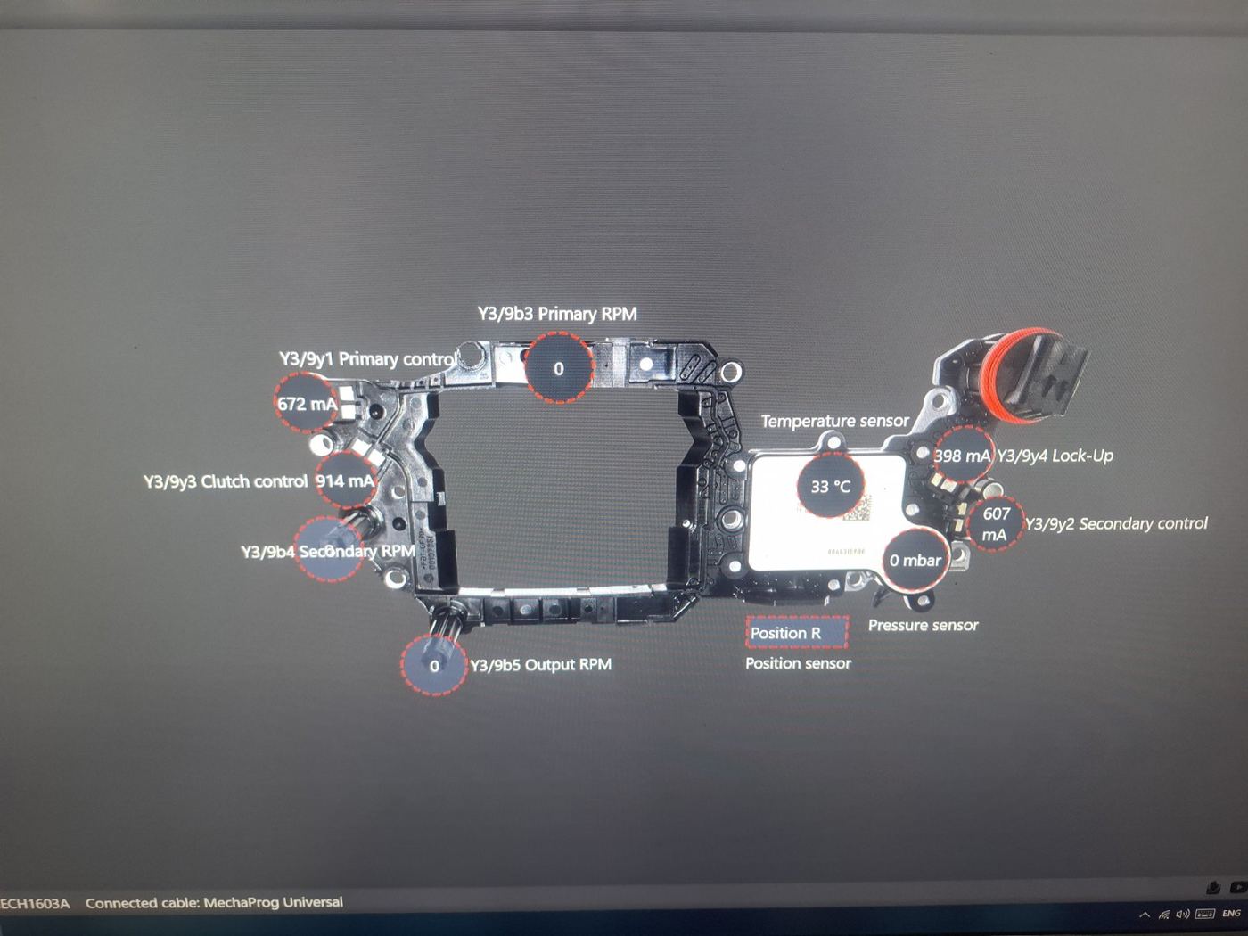 Prüfung einer Getriebeplatine am Computer